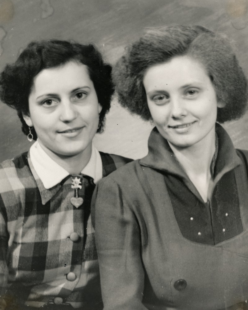 Zwei "Frauen der Woche"; Foto, Dezember 1953 (www.industriesalon.de CC BY-NC-SA)