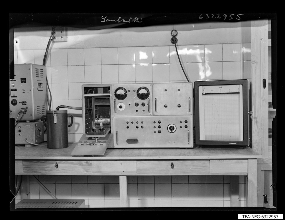 1 Repro, Skizze Schaltfeld; Foto 1963 (www.industriesalon.de CC BY-SA)