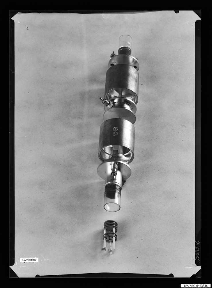 2 Aufnahmen 2GHZ-Quadrapolröhre, Bild 1; Foto 1964 (www.industriesalon.de CC BY-SA)
