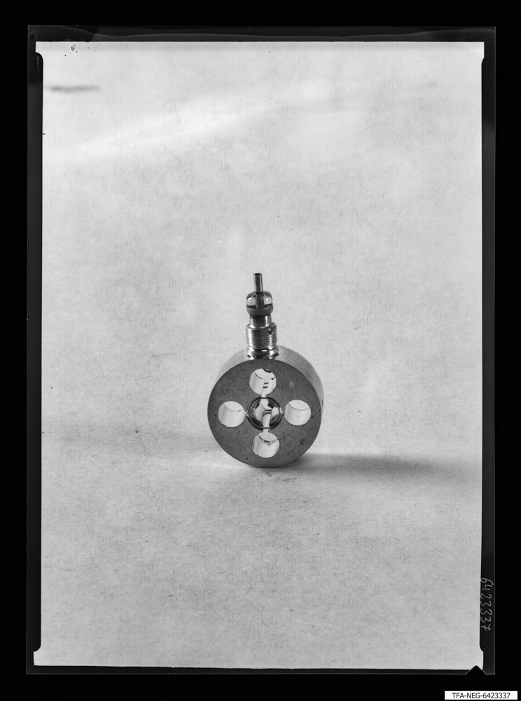 3 Aufnahmen 2GHZ-Quadrapolröhre, Bild 2; Foto 1964 (www.industriesalon.de CC BY-SA)