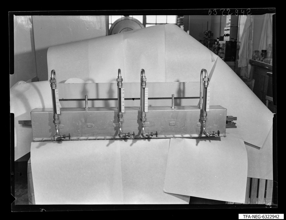 5 Aufnahmen Stromsinterstrecke, Bild 1; Foto 1963 (www.industriesalon.de CC BY-SA)