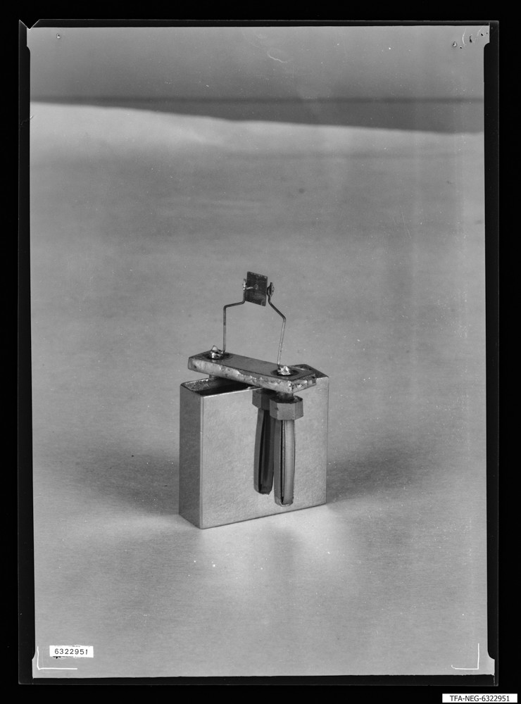 9 Aufnahmen von Schwingquarzen, Bild 1; Foto 1963 (www.industriesalon.de CC BY-SA)