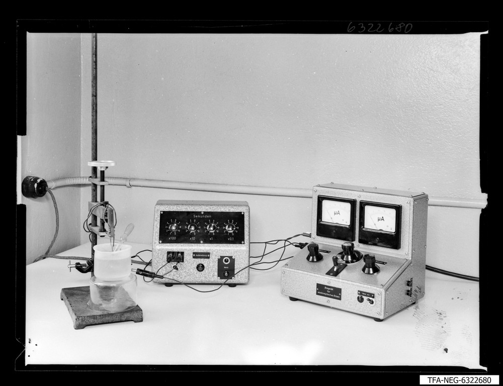 Ätzgerät für elektrolytisches Ätzen; Foto 1963 (www.industriesalon.de CC BY-SA)