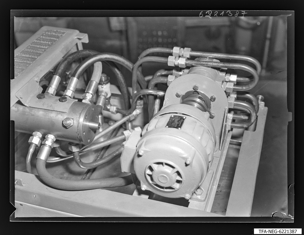 Ölwechselgerät Koll. Lier, Bild 3; Foto 1962 (www.industriesalon.de CC BY-SA)