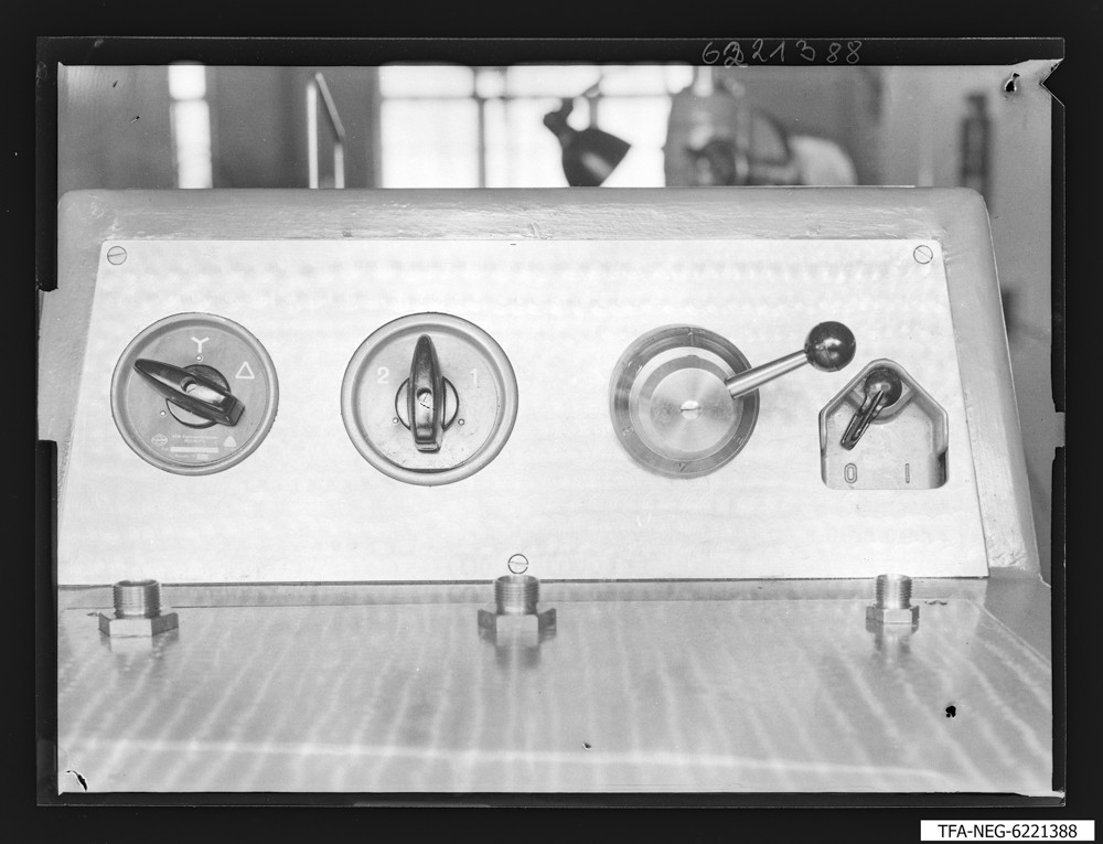 Ölwechselgerät Koll. Lier, Bild 4; Foto 1962 (www.industriesalon.de CC BY-SA)