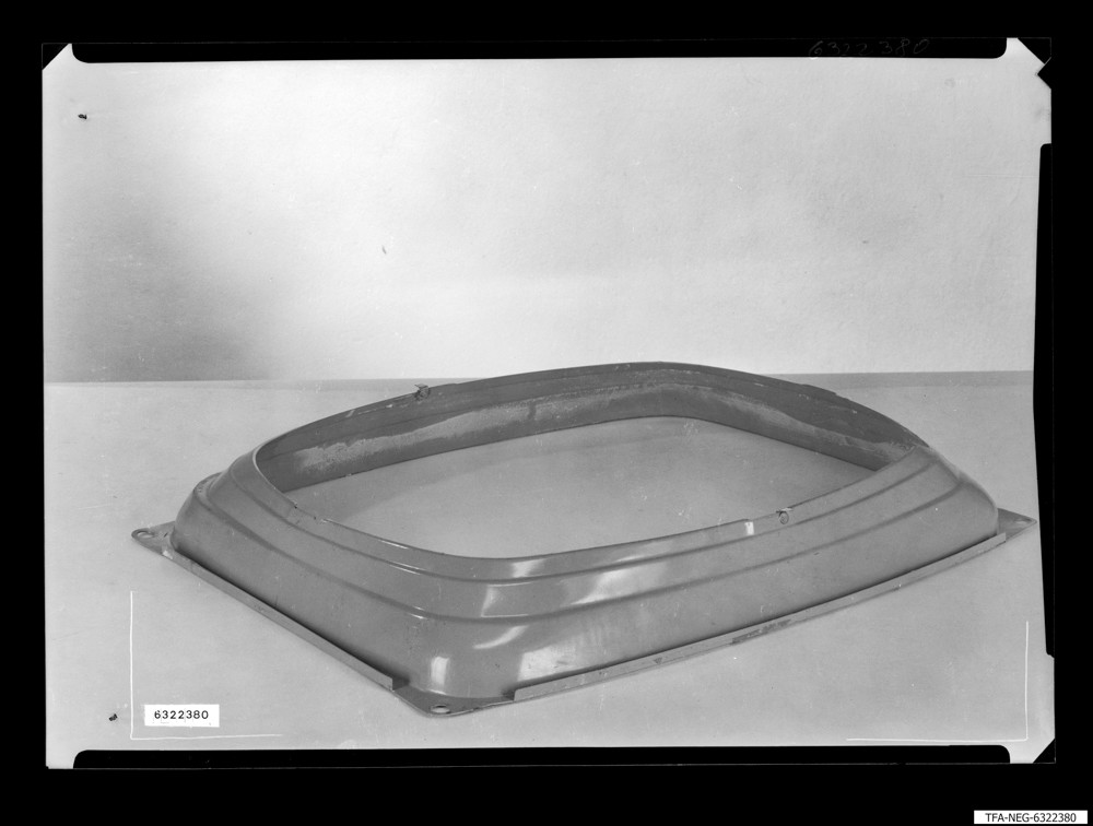 Abdeckmasken für Farbbildröhre; Foto 1963 (www.industriesalon.de CC BY-SA)