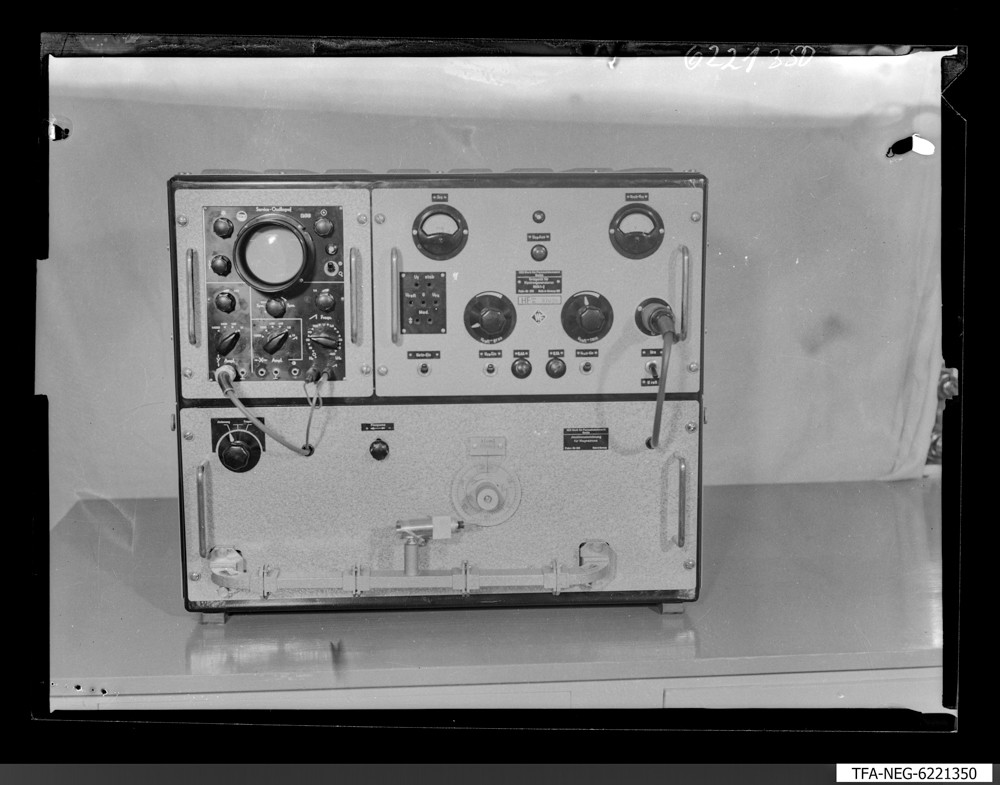 Abstimm…. Impulsmagnetron 730; Foto 1962 (www.industriesalon.de CC BY-SA)