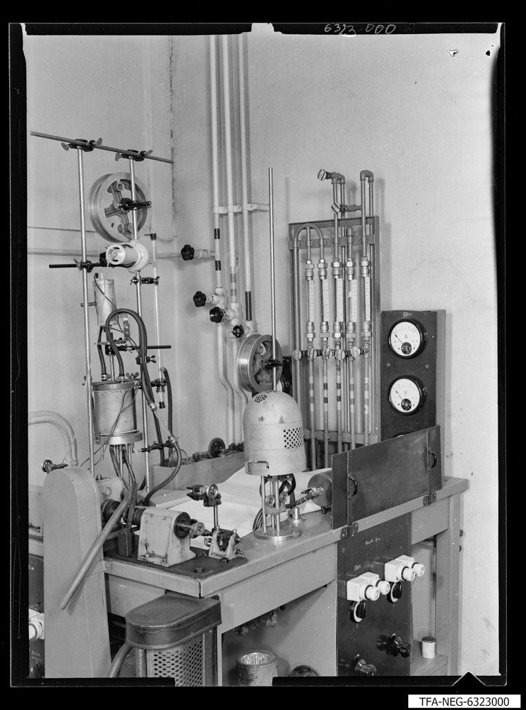 Aluminisierungsanlage, Bild 1; Foto 1963 (www.industriesalon.de CC BY-SA)