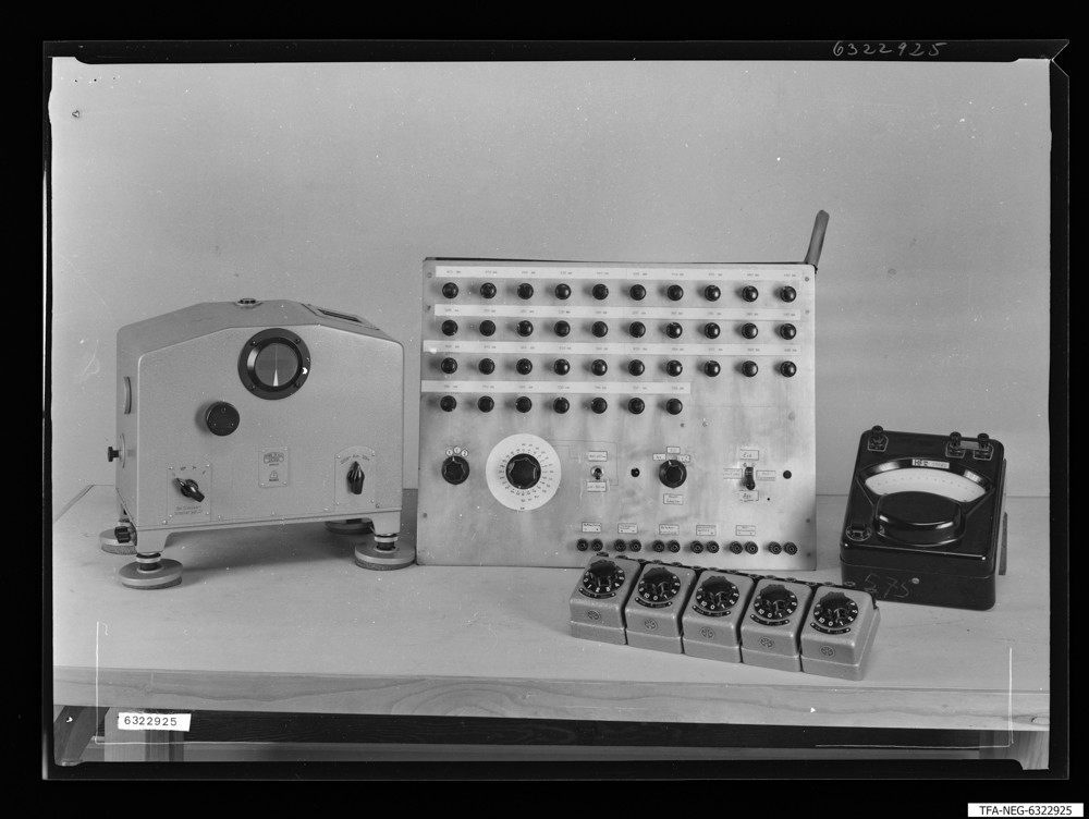 Analogrechner für Farbreizanteile von Spektren; Foto 1963 (www.industriesalon.de CC BY-SA)