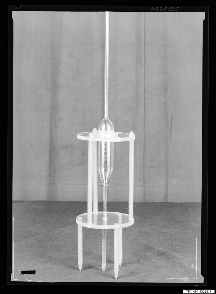 Apparatur zur Bestimmung der Feuchthaftung siehe …512; Foto 1962 (www.industriesalon.de CC BY-SA)