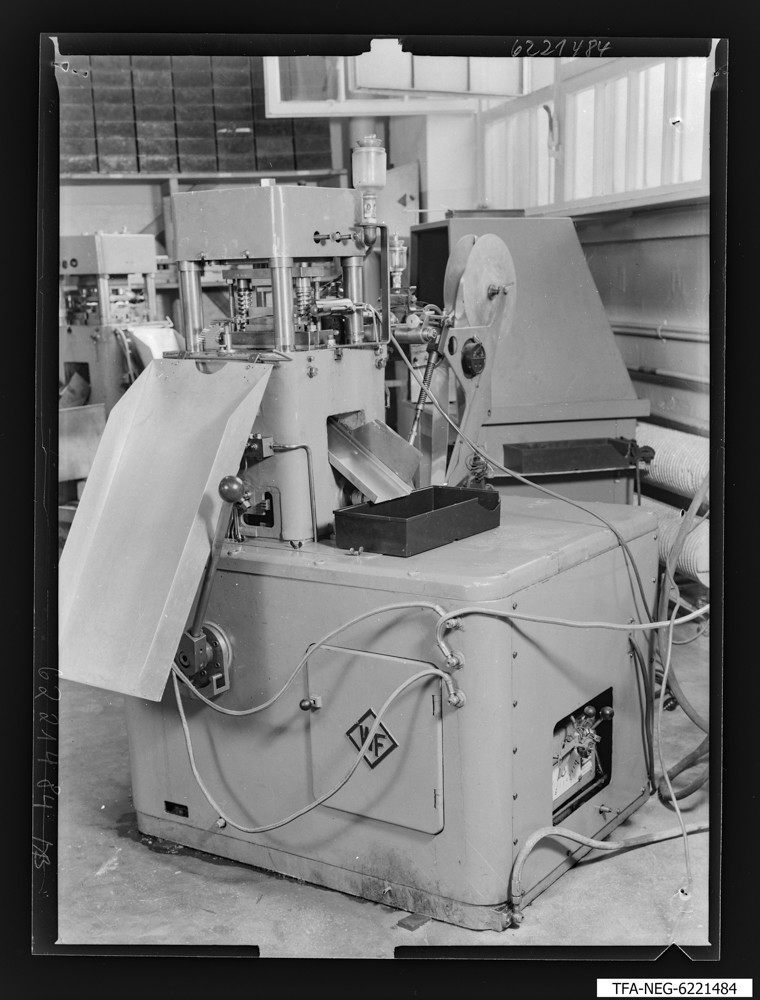 Automatische Stanze, Bild 1; Foto 1962 (www.industriesalon.de CC BY-SA)