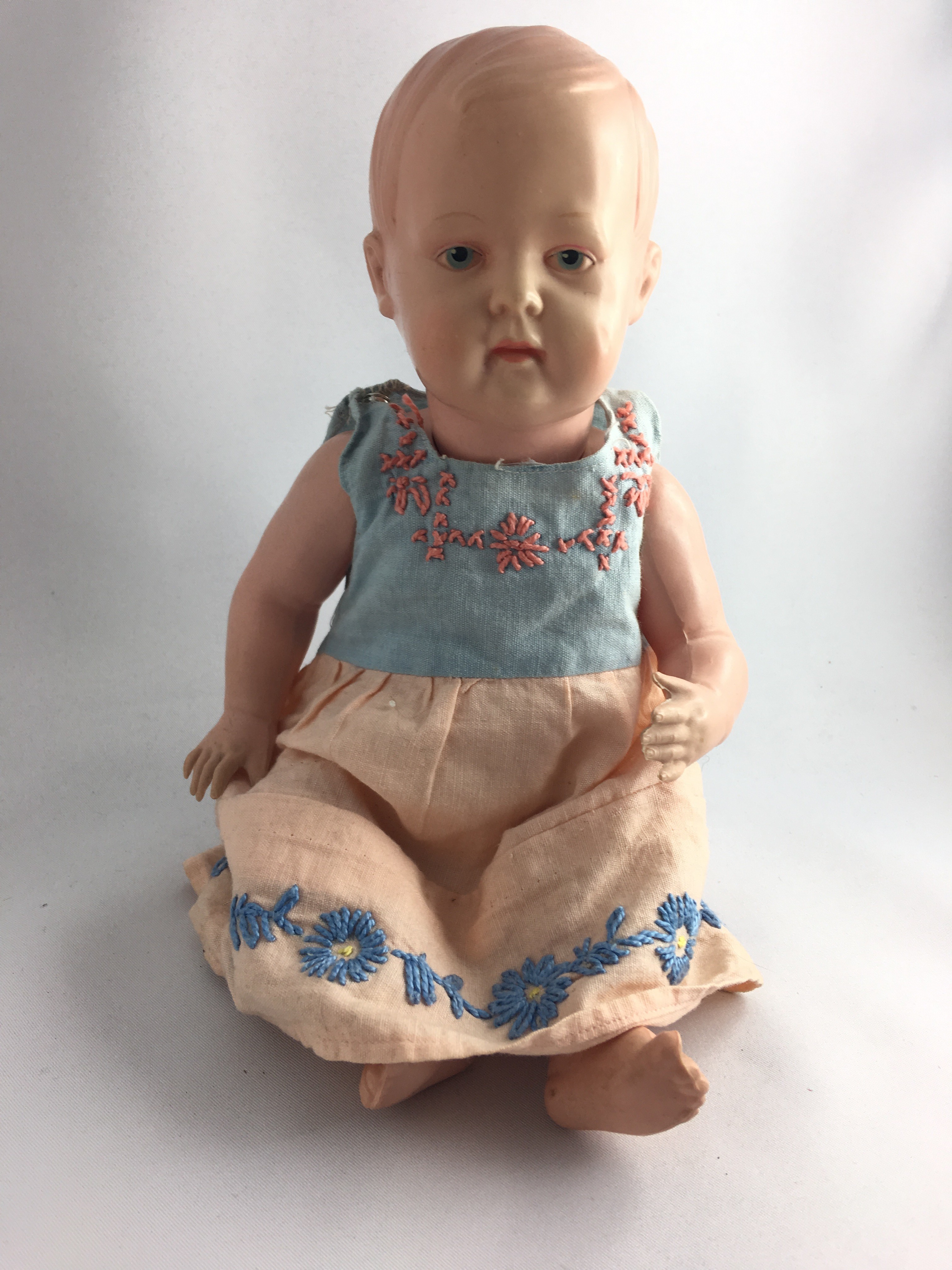 Baby im Kleid (Historisches Spielzeug Berlin e.V. CC BY-NC-SA)