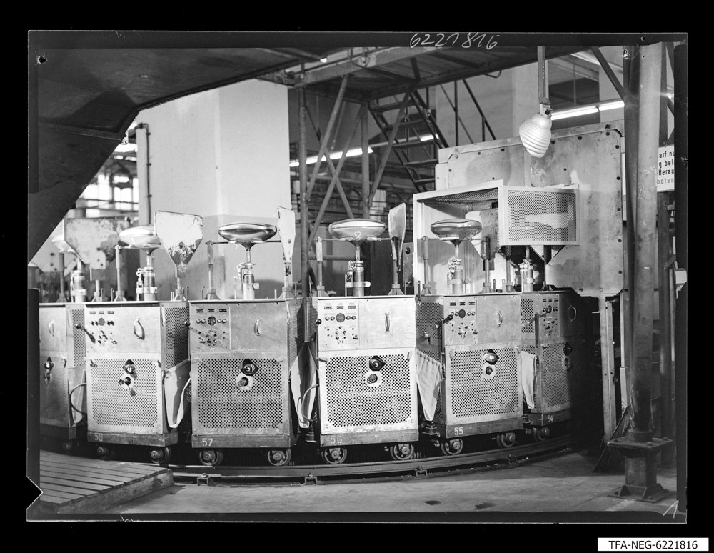 Bildröhren-Pumpe ohne Pers. [?]; Foto 1962 (www.industriesalon.de CC BY-SA)
