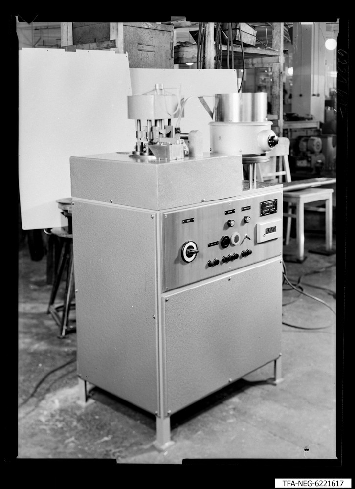 Bördelautomat M1526, Bild 1; Foto 1962 (www.industriesalon.de CC BY-SA)