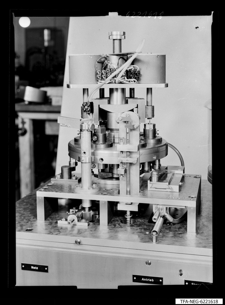 Bördelautomat M1526, Bild 2; Foto 1962 (www.industriesalon.de CC BY-SA)