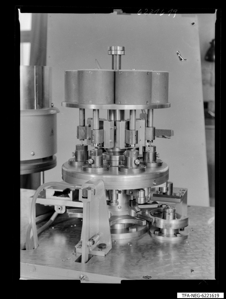 Bördelautomat M1526, Bild 3; Foto 1962 (www.industriesalon.de CC BY-SA)