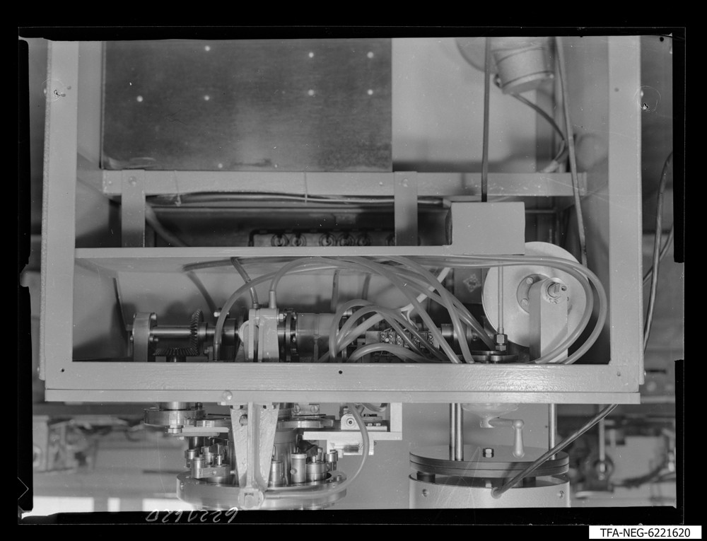 Bördelautomat M1526, Bild 4; Foto 1962 (www.industriesalon.de CC BY-SA)
