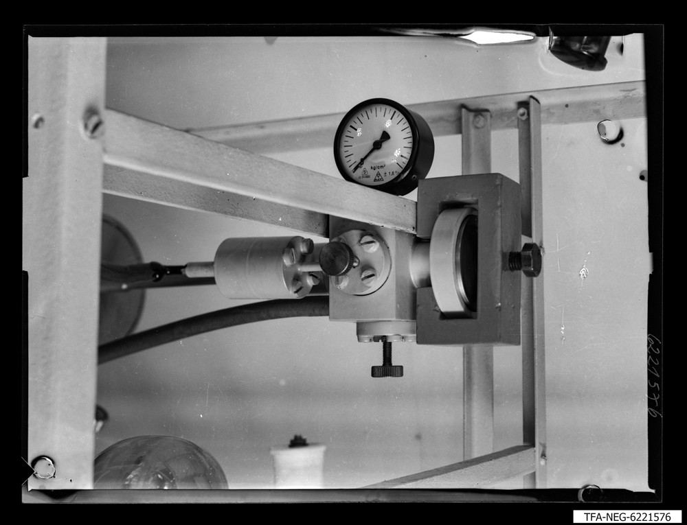 Druckanlage im Isotopenlabor, Bild 1; Foto 1962 (www.industriesalon.de CC BY-SA)