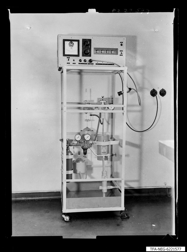 Druckanlage im Isotopenlabor, Bild 2; Foto 1962 (www.industriesalon.de CC BY-SA)