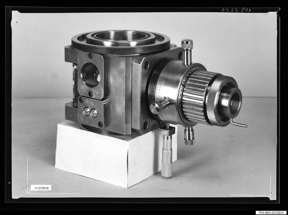 E-Mikroskop-Beugungseinrichtung, Bild 1; Foto 1963 (www.industriesalon.de CC BY-SA)