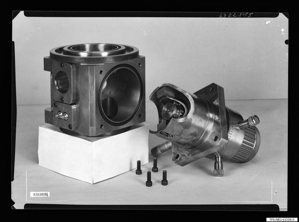 E-Mikroskop-Beugungseinrichtung, Bild 2; Foto 1963 (www.industriesalon.de CC BY-SA)