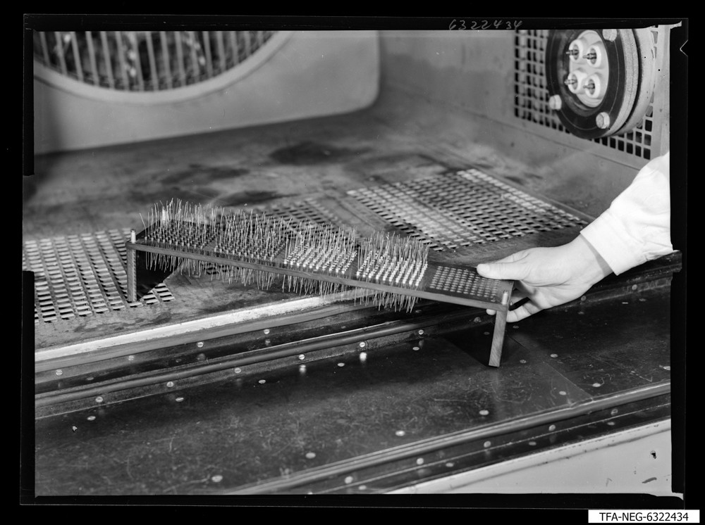 Einstellen der Dioden in eine Klimakammer, Bild 1; Foto 1963 (www.industriesalon.de CC BY-SA)