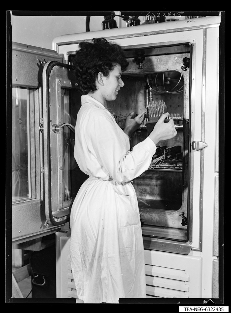 Einstellen der Dioden in eine Klimakammer, Bild 2; Foto 1963 (www.industriesalon.de CC BY-NC-SA)