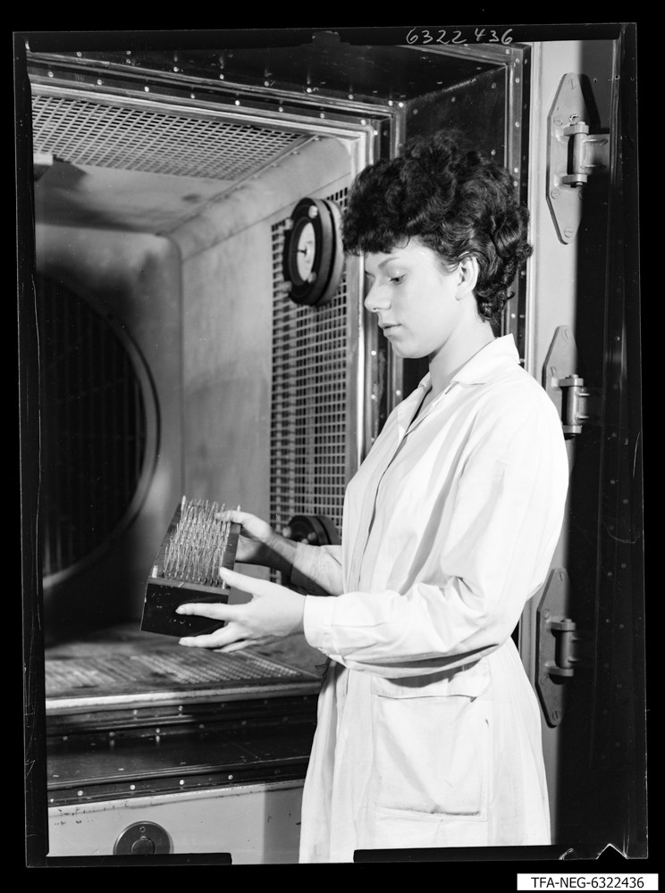 Einstellen der Dioden in eine Klimakammer, Bild 3; Foto 1963 (www.industriesalon.de CC BY-NC-SA)