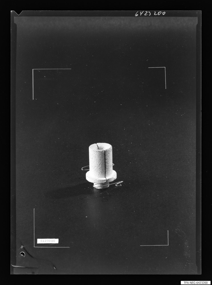Einzelteil für Laboraufbauten für Höchstfrequenztechnik; Foto 1964 (www.industriesalon.de CC BY-SA)