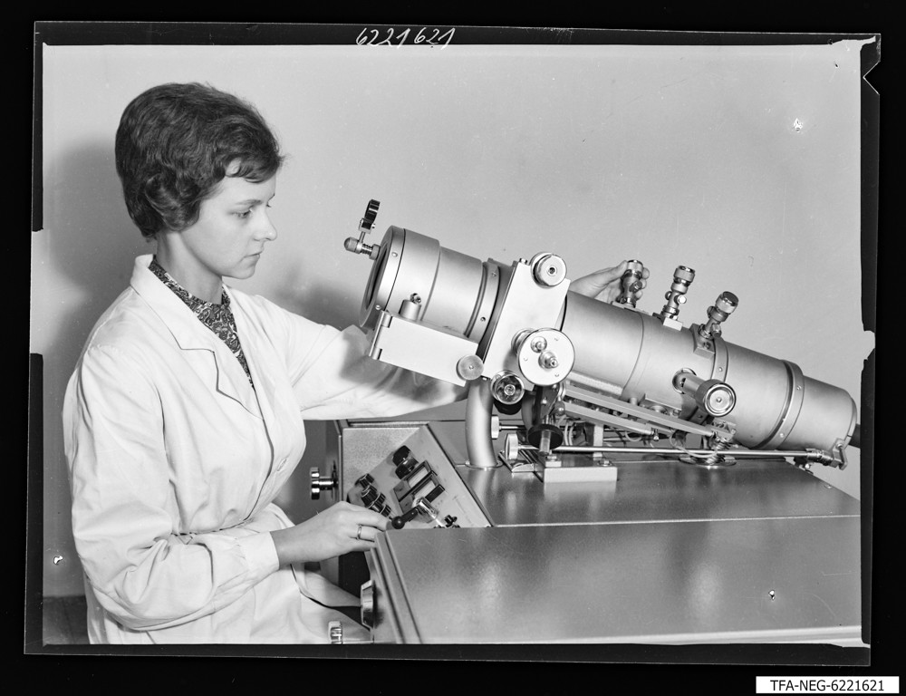 Elektronenmikroskop KEM 1-1, Bild 1; Foto 1962 (www.industriesalon.de CC BY-NC-SA)