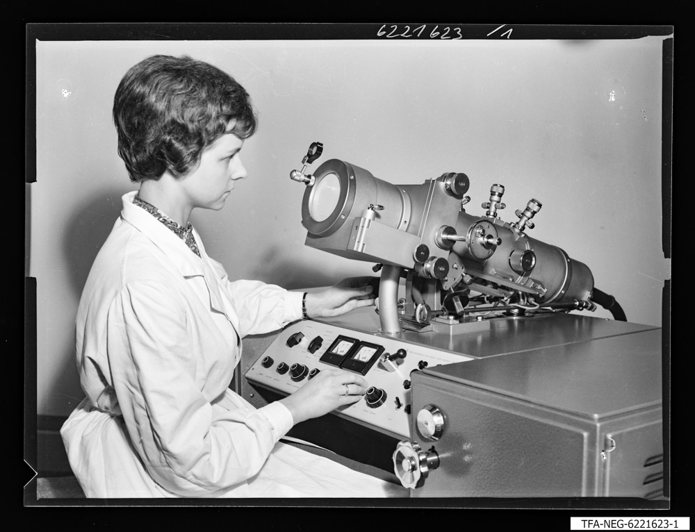 Elektronenmikroskop KEM 1-1, Bild 1; Foto 1964 (www.industriesalon.de CC BY-NC-SA)
