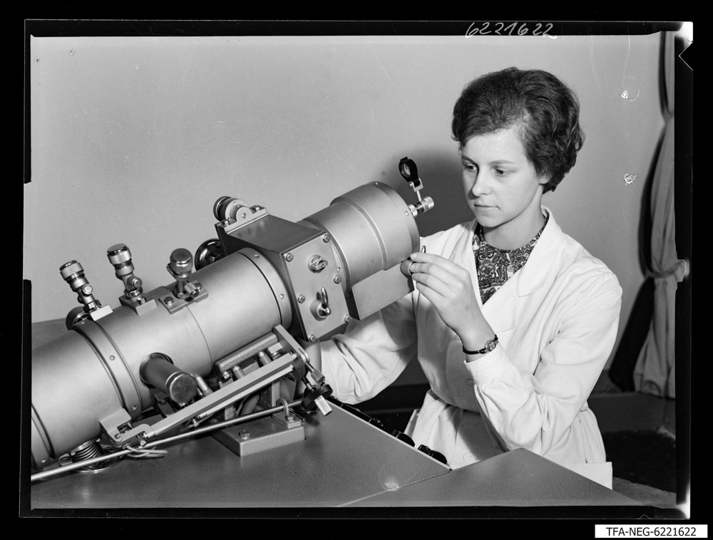 Elektronenmikroskop KEM 1-1, Bild 2; Foto 1962 (www.industriesalon.de CC BY-NC-SA)