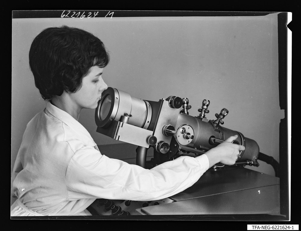 Elektronenmikroskop KEM 1-1, Bild 2; Foto 1964 (www.industriesalon.de CC BY-NC-SA)