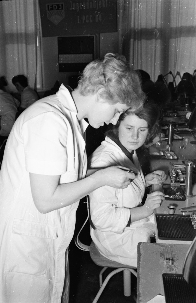 Fotoserie 'Frauen, die ausgezeichnet wurden', Bild 4; Foto 1963 (www.industriesalon.de CC BY-NC-SA)