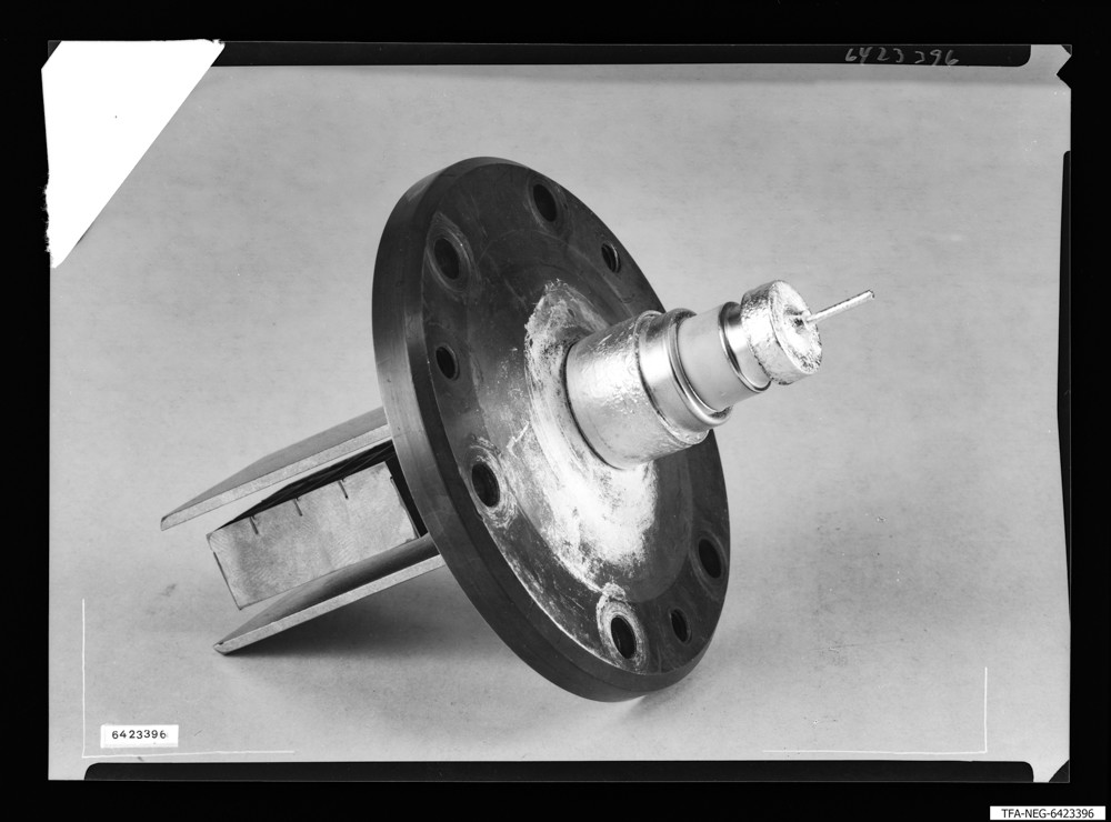 Getter-Ionenpumpe, Bild 2; Foto 1964 (www.industriesalon.de CC BY-SA)