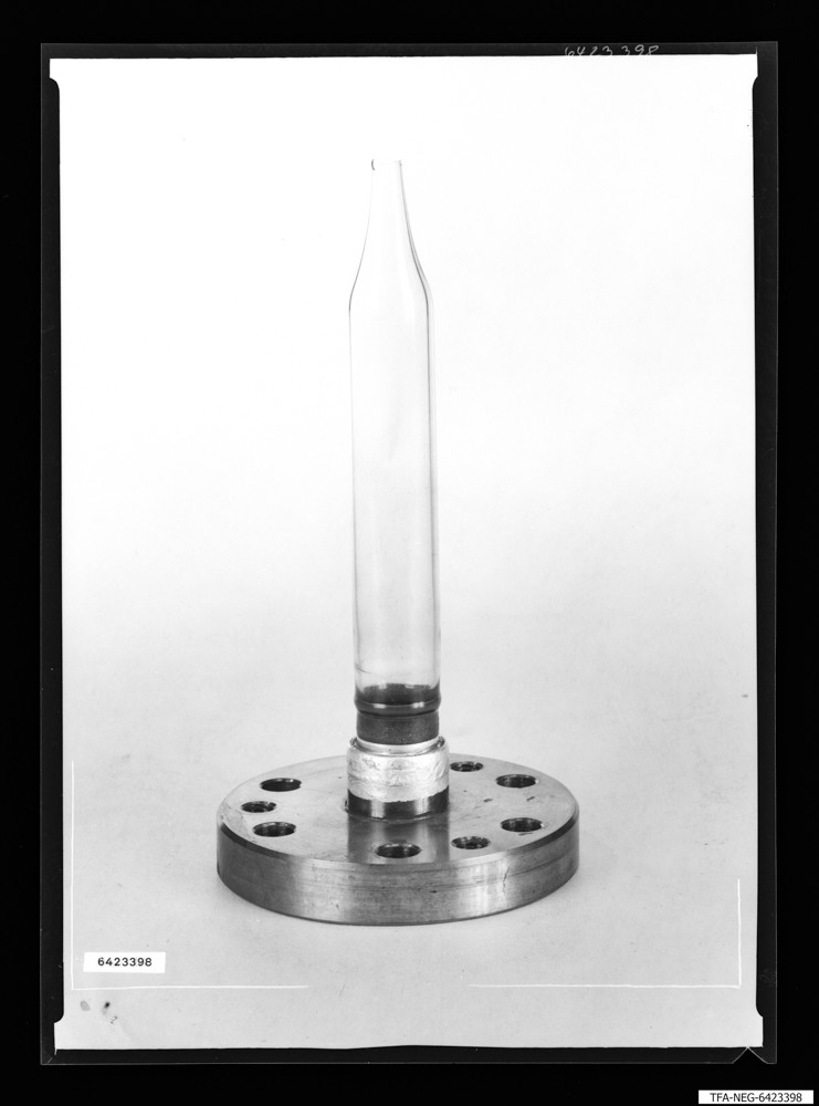 Getter-Ionenpumpe, Bild 4; Foto 1964 (www.industriesalon.de CC BY-SA)
