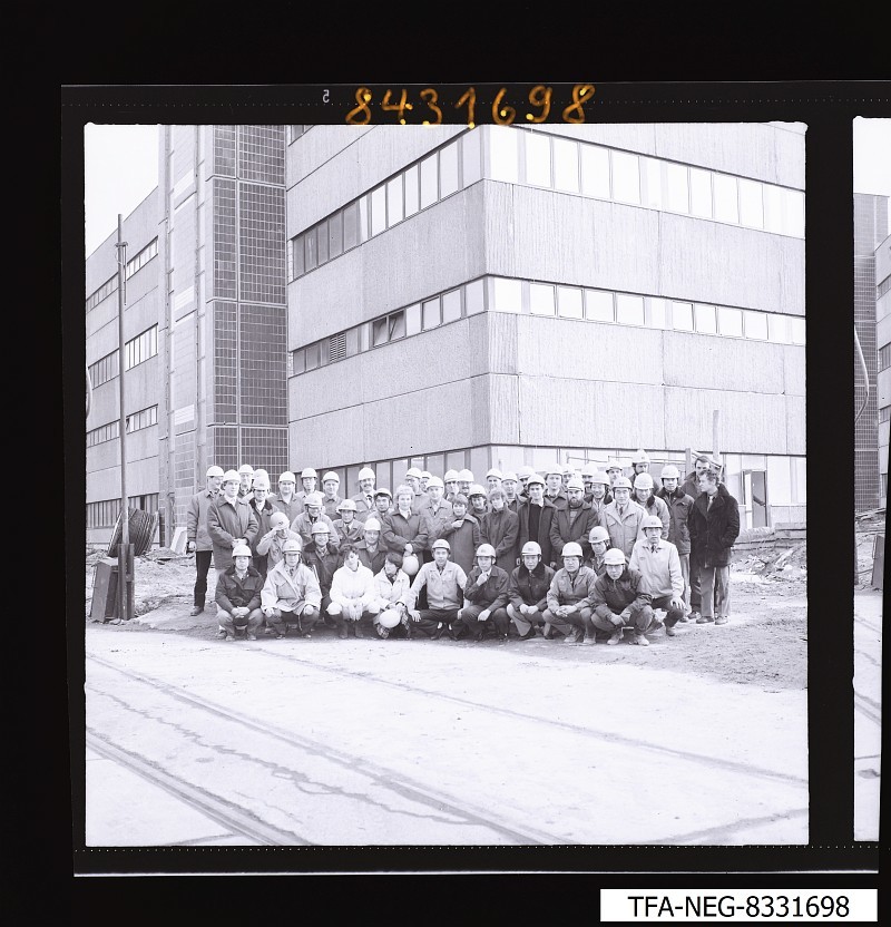 Gruppenfoto mit Besuch aus Japan, Foto 1984 (www.industriesalon.de CC BY-NC-SA)
