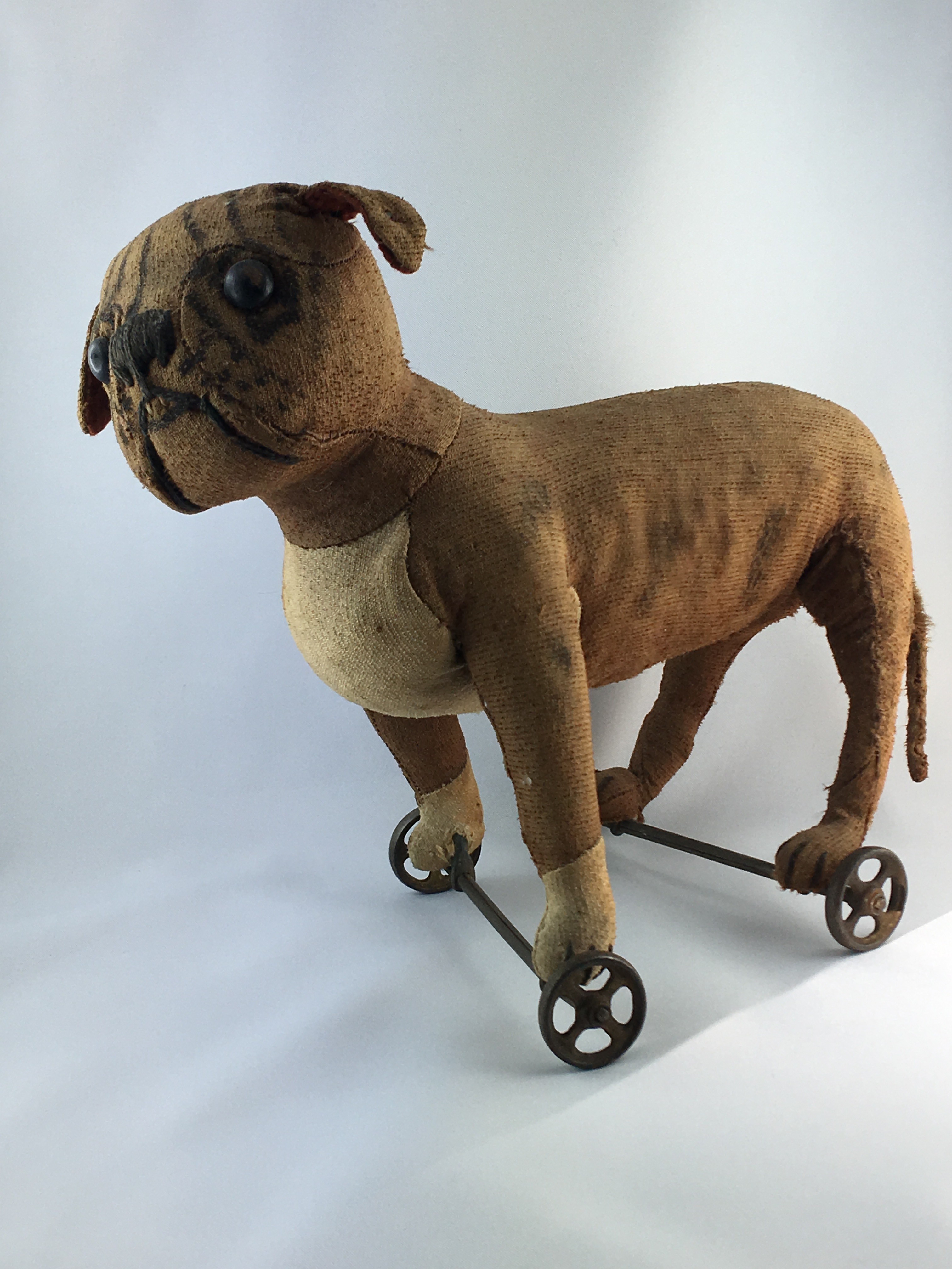 Hund auf Räder (Historisches Spielzeug Berlin e.V. CC BY-NC-SA)