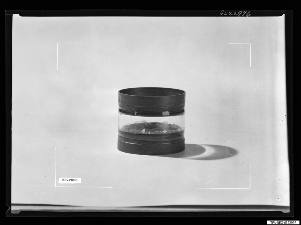 Implusionsgeschützte Bildröhre; Foto 1963 (www.industriesalon.de CC BY-SA)