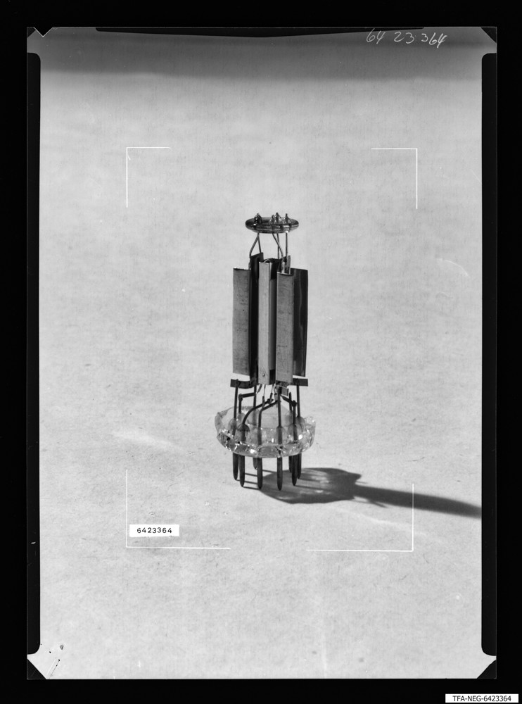 Innenaufbau einer Elektronenröhre; Foto 1964 (www.industriesalon.de CC BY-SA)