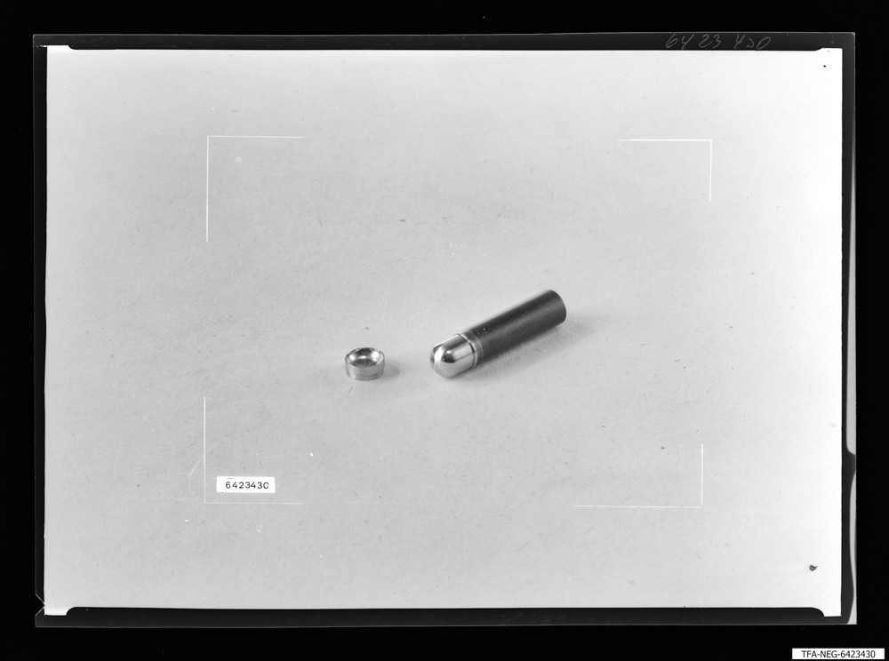 Katode mit Stempel; Foto 1964 (www.industriesalon.de CC BY-SA)