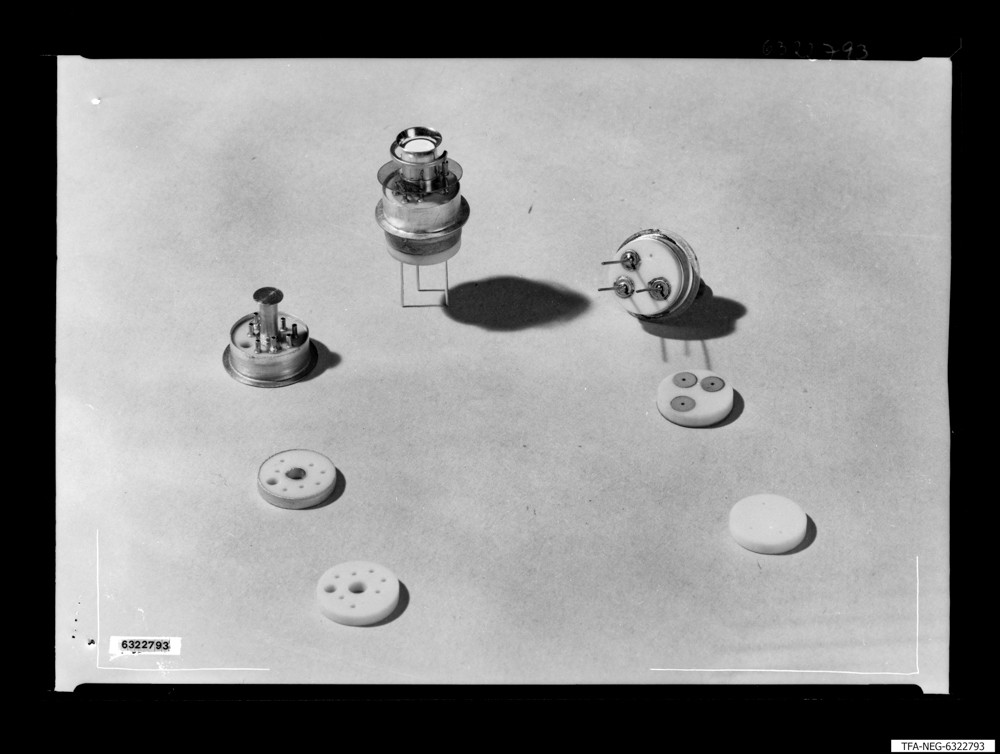 Keramik-Aufbau-Teile HKR 902; Foto 1963 (www.industriesalon.de CC BY-SA)