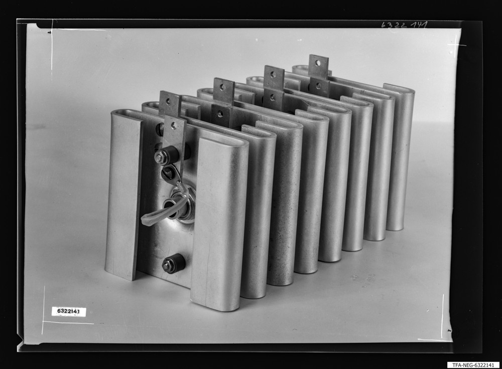 Kondensator; Foto 1963 (www.industriesalon.de CC BY-SA)