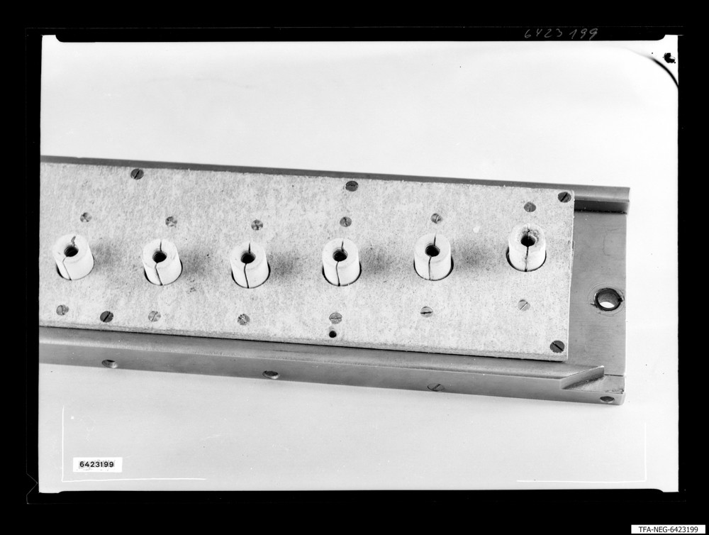 Laboraufbauten für Höchstfrequenztechnik; Foto 1964 (www.industriesalon.de CC BY-SA)