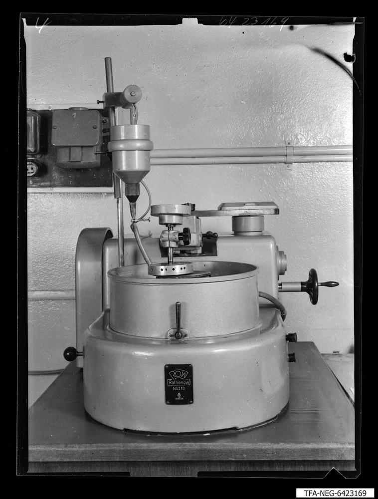 Läppmaschine Halbleiter; Foto 1964 (www.industriesalon.de CC BY-SA)