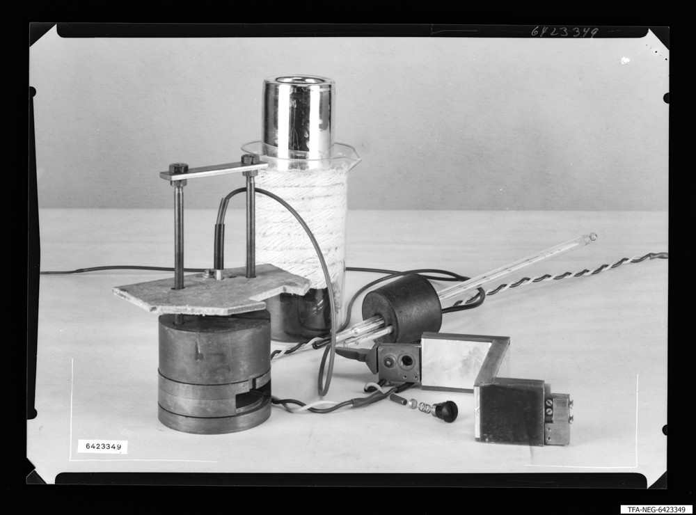 Legierungsofen und Meßeinrichtung, Bild 1; Foto 1964 (www.industriesalon.de CC BY-SA)