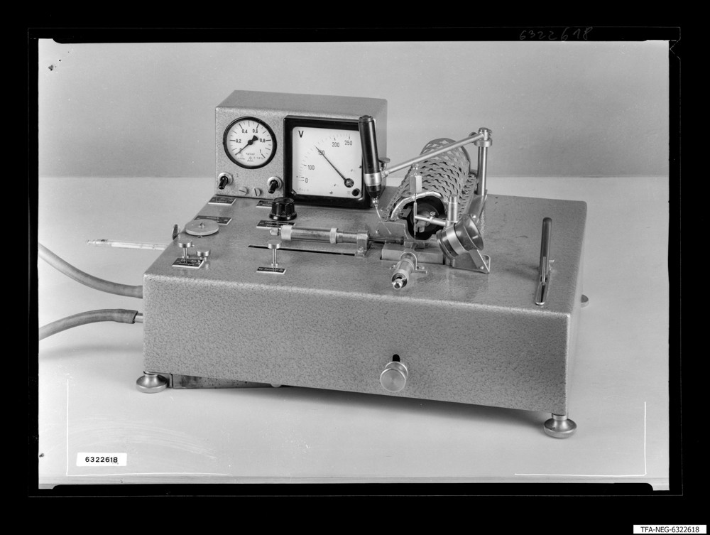 Lötvorrichtung, Bild 1; Foto 1963 (www.industriesalon.de CC BY-SA)