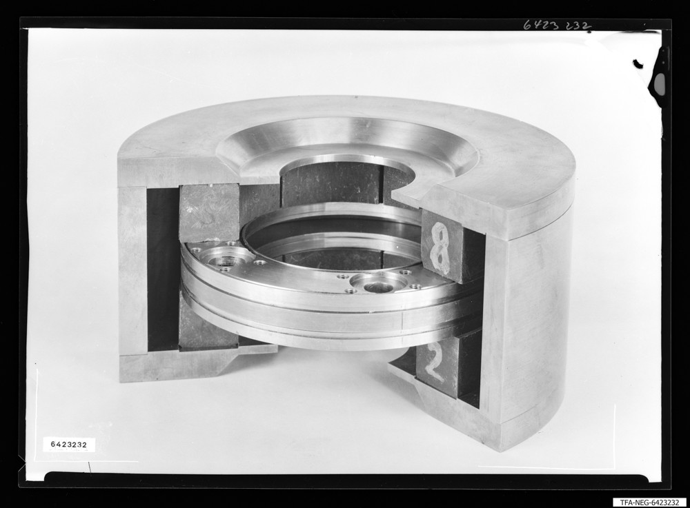 Massensprktrometer Lenksucher [?], Bild 1; Foto 1964 (www.industriesalon.de CC BY-SA)