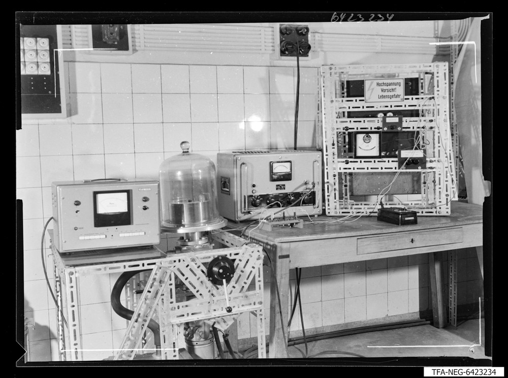 Massensprktrometer Lenksucher [?], Bild 3; Foto 1964 (www.industriesalon.de CC BY-SA)