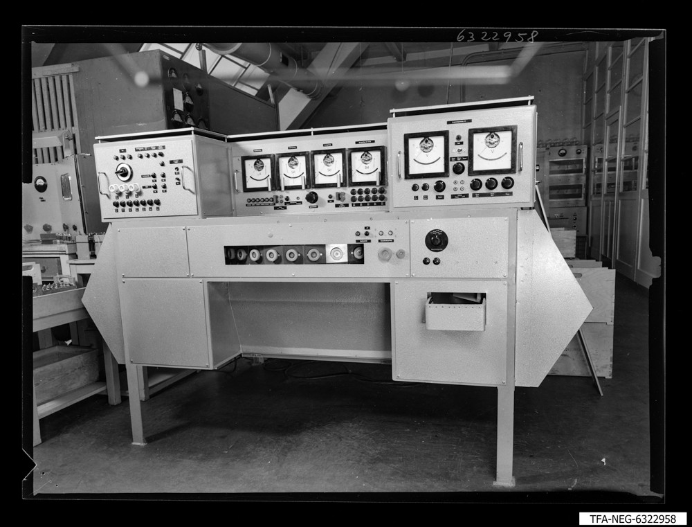Meßautomat für Ministabilisatoren [?]; Foto 1963 (www.industriesalon.de CC BY-SA)
